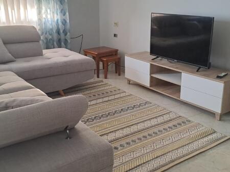 Jepet me qera apartament 1+1 me ballkon Qendër pranë poliklinikës qendrore