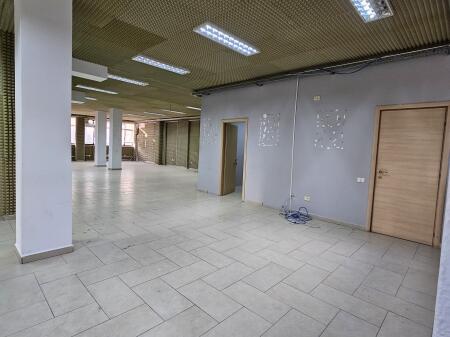 Jepet me qera hapesire 320 m² te Rruga e Elbasanit mbrapa ambasades
