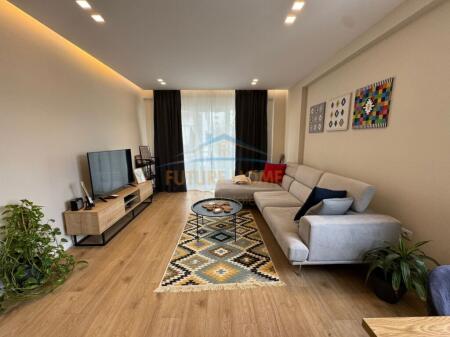 Shitet Apartament 2+1+2+Post Parkimi, Liqeni i Thate
