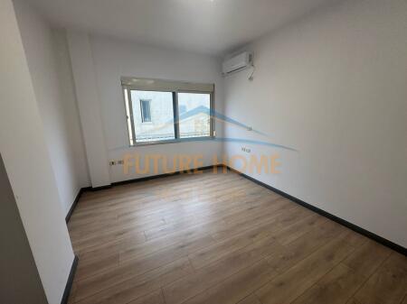 Shitet Apartament 2+1, Komuna e Parisit