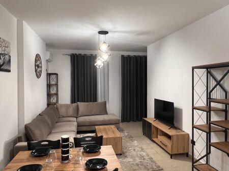 Jepet me Qera Apartament 1+1 Tek Rotondo Astir!