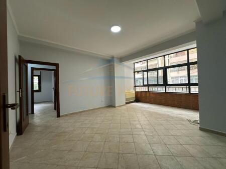 Shitet Apartament 3+1, Komuna e Parisit