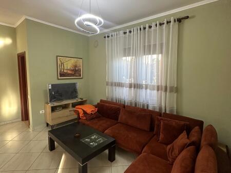 Il primo piano di una villa in via "Jordan Misja" è in affitto.