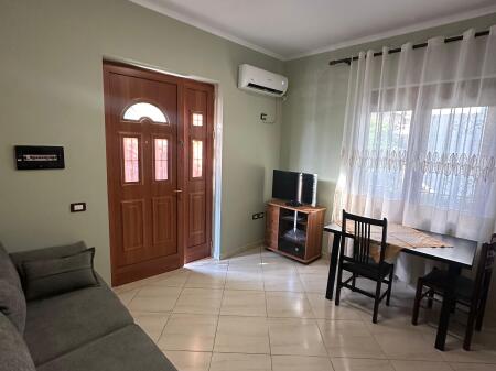 Il primo piano di una villa in via "Jordan Misja" è in affitto.