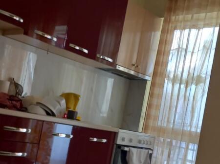 Në zonën e 5 Majit, Rr. Besim Fagu jepet me qera apartament 1+1, e mobiluar.450 Euro