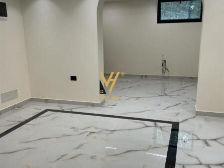 JEPET AMBIENT 80M2 ME QERA TE RRUGA E ELBASANIT