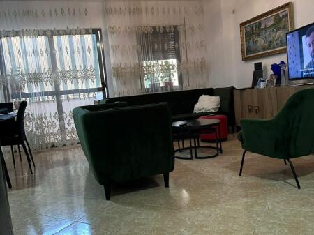 Në zonën e Komunës së Parisit pranë Restorantit Delishfish, jepet me qera apartament. 750Euro