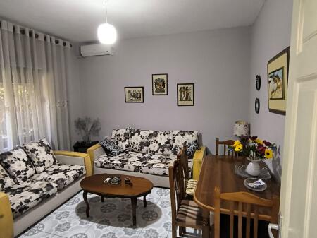 Ne zonen e Don Boskos prane Bar-Piceri Herdi, kati i I-re i nje vile1+1,i mobiluar jepet me qera. 420 Euro