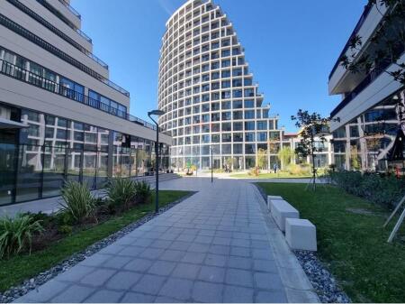AMBIENT ZYRE + PARKIM PER QIRA TE LAKE VIEW!