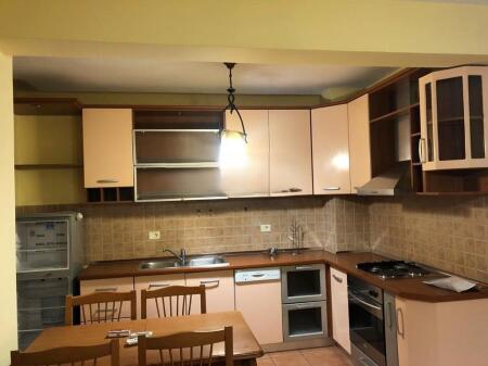 JAPIM ME QIRA APARTAMENT 1+1, RRUGA NDRE MJEDA!