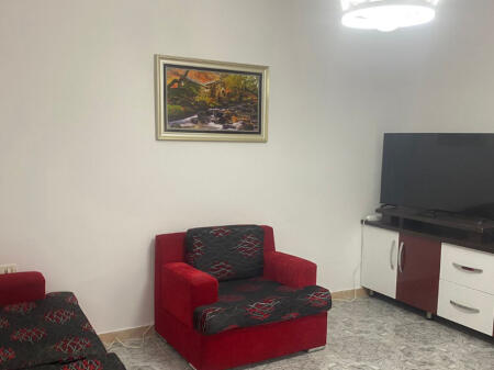 Një apartament 1+1 jepet me qera tek QSUT.