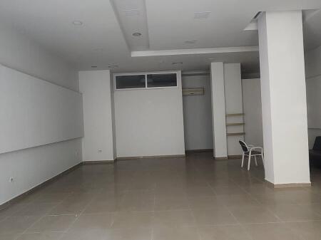 Spazio commerciale in affitto 100 m2 presso Komuna e Parisit