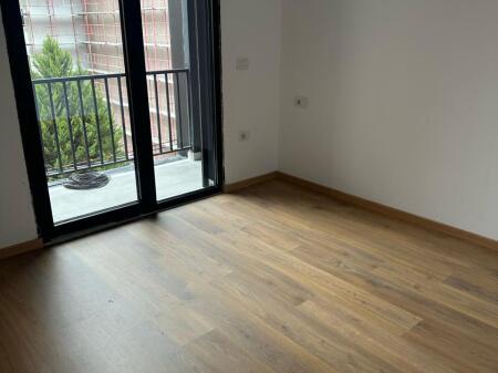 Pak minuta larg Shkollës së Kuqe, jepet me qera për zyra, apartament 1+1, bosh.