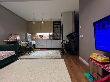 Shitet apartament 1+1 ne kompleksin "Green City" te Unaza e Re.