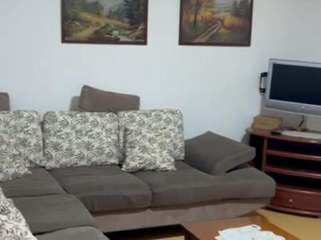 Pranë Spitalit 5, jepet me qer apartament 1+1!