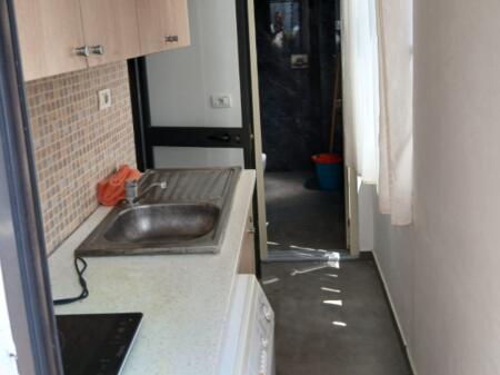Un monolocale è in affitto in una villa a 4 piani situata al primo piano. È in ottime condizioni, appena realizzato da zero, tutto è nuovo.