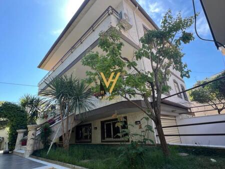 Një vilë 2-katëshe jepet me qera në Selitë për 1,200 euro.