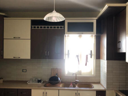 Një apartament 1+1 jepet me qera mbi qendrën Kristal, zona e Selitës.