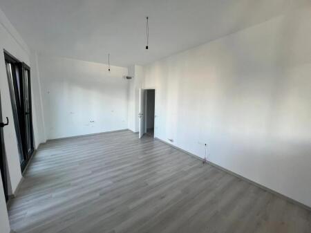 ZYRE ME QERA 75 M2 SQUARE 21 700 EURO