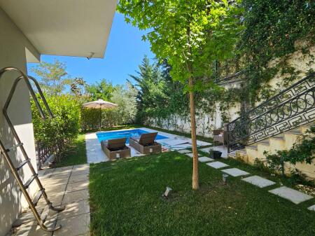 Viene offerta in affitto una villa nella residenza AKACIA HILLS vicino a Teg.
