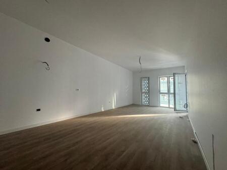 Emerald Center rruga 5 Maji,shitet apartament 1+1