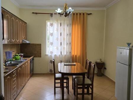 🏢Ne zonen e  Alliasit,prane Shkolles 9-vjecare “Bajram Curri” jepet me qera kati i I-re i nje vile1+1 e mobiluar.