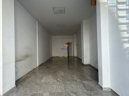 AFFITTASI AMBIENTE 46.5M2 "COMPLESSO KONTAKT, 21 DHJETORI" 500 EURO