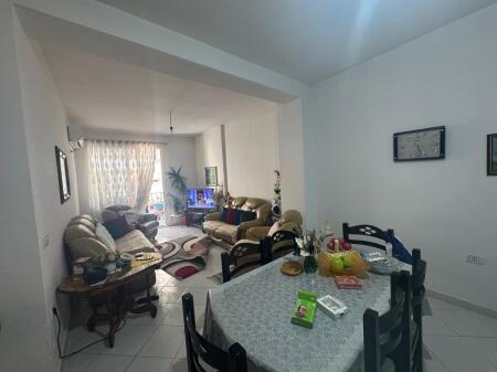 Shitet 2+1 Apartamenti ndodhet tek KMY, Yzberisht.