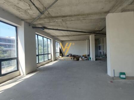 JEPET AMBJENT BIZNESI 300 M2 ME QERA NE PORCELAN 3.600 EURO