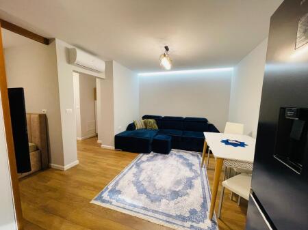 Pak minuta larg Shkollës së Baletit, jepet me qera apartament 1+1 i adaptuar në 2+1, i mobiluar. 700 Euro