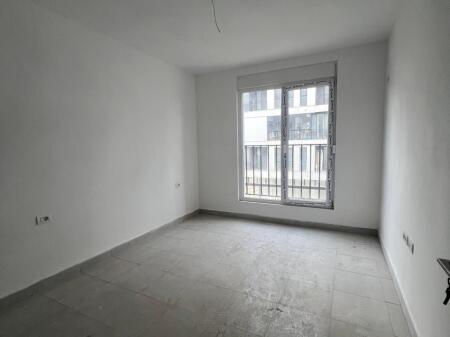 Shitet apartament 2+1+2 tualete ne fund te rruges "5 Maji".