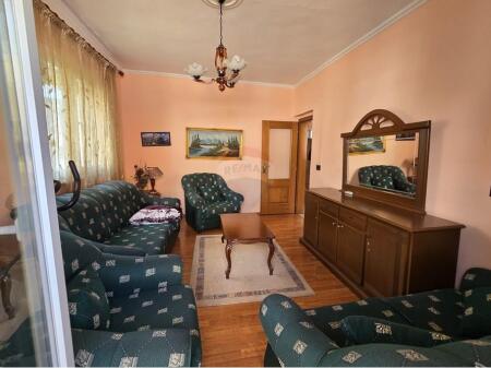 Apartament 1+1 për qira pranë Kafe Flores, Qendër