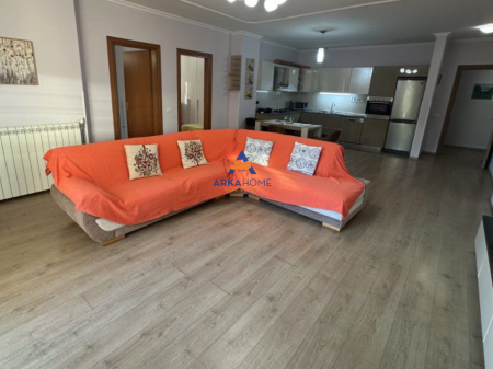 JEPET APARTAMENT ME QERA 2+1+BALLKON "PRANE XHAMISE SË TABAKAVE" 650 EURO.