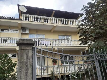 Casa privata di 100m2 in vendita con 3 camere da letto, 1 bagno, soggiorno, cucina, completamente arredata e garage.
