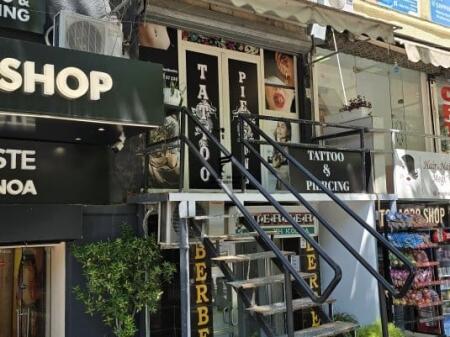 SHOP FOR RENT 25 M2 KAVAJES STREET 700 EURO