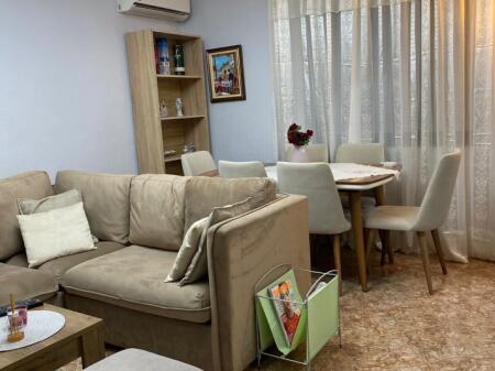 Tek Shkolla e Baletit,Rr.Petro Nini Luarasi jepet me qera apartament 2+1,i mobiluar : 55,000 Leke