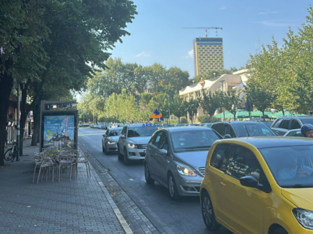 JEPET DYQAN ME QERA 100M2 "TE SHALLVARET, QENDER" 2000 EURO.