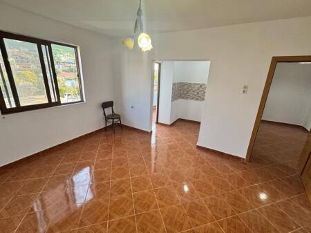 Shitet Apartament 1+1 në Kombinat, Rr. Llambi Bonata!