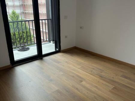 Jepet apartament 1+1 prane Shkolles Kuqe me qera per biznes