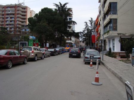 AFFITTASI NEGOZIO DI 100M2 "VIA VASO PASHA, BLLOK" 2000 EURO.