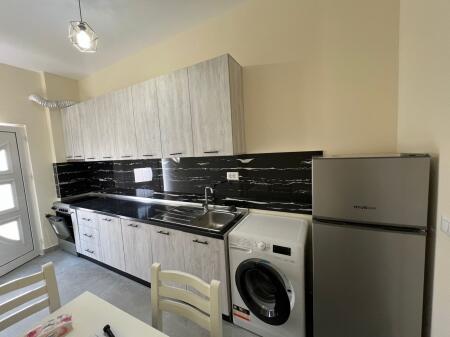 🏢Tek Shkolla e Bashkuar,Rr.Metrush Luli,jepet me qera apartament 1+1,i mobiluar. 40,000 Leke