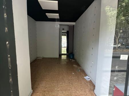Negozio in affitto in Via Kavaja, Lato Strada (700 Euro)