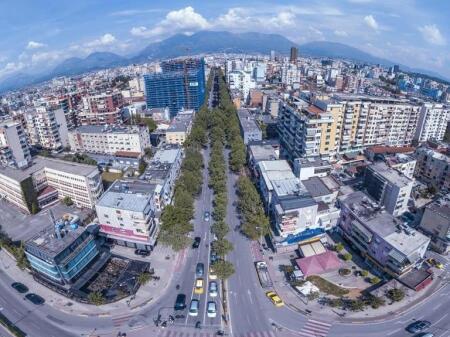 Affittasi Negozio – Via Kavajës, vicino a 21 Dhjetori