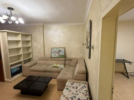🏢Ne zonen e Komunes se Parisit,prane Kristal Center jepet me qera apartament 2+1,i mobiluar.75,000Leke     