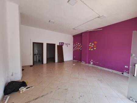 Vendesi due negozi annessi a Misto Mame 114 m2