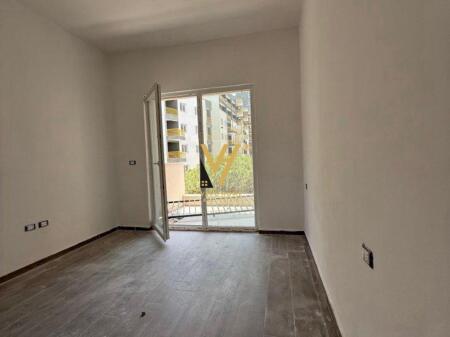 JEPET ZYRE 70M2 ME QERA TE KOMPLEKSI AURA,ZOGU I ZI 450 EURO