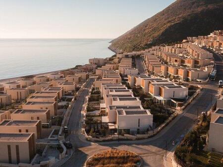 TE GREEN COAST SHITET APARTAMENT 1+1+VERANDE DHE PARKIM ,  