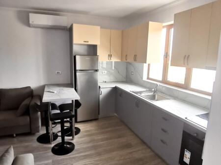 Jepet me qira apartament 1+1 tek rrethrrotullimi i Shkozes