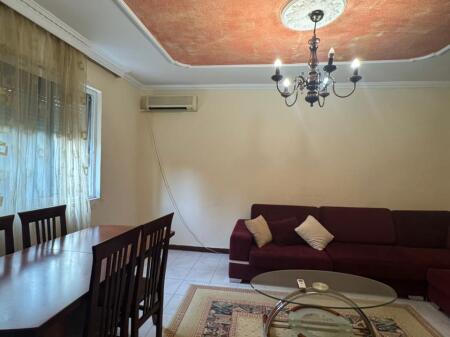 Affittasi appartamento 1+1 Via Kavajes, vicino al condor center, vicino al bar xhino Prezzo: 400 mila lek