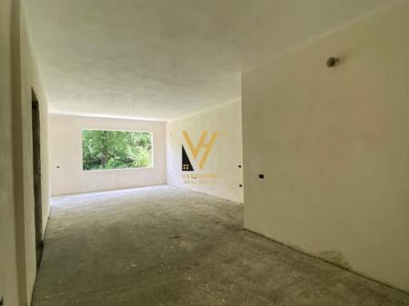 VENDESI APPARTAMENTO 2+1+2+BLK IN VIA ELBASAN 200.000 EURO